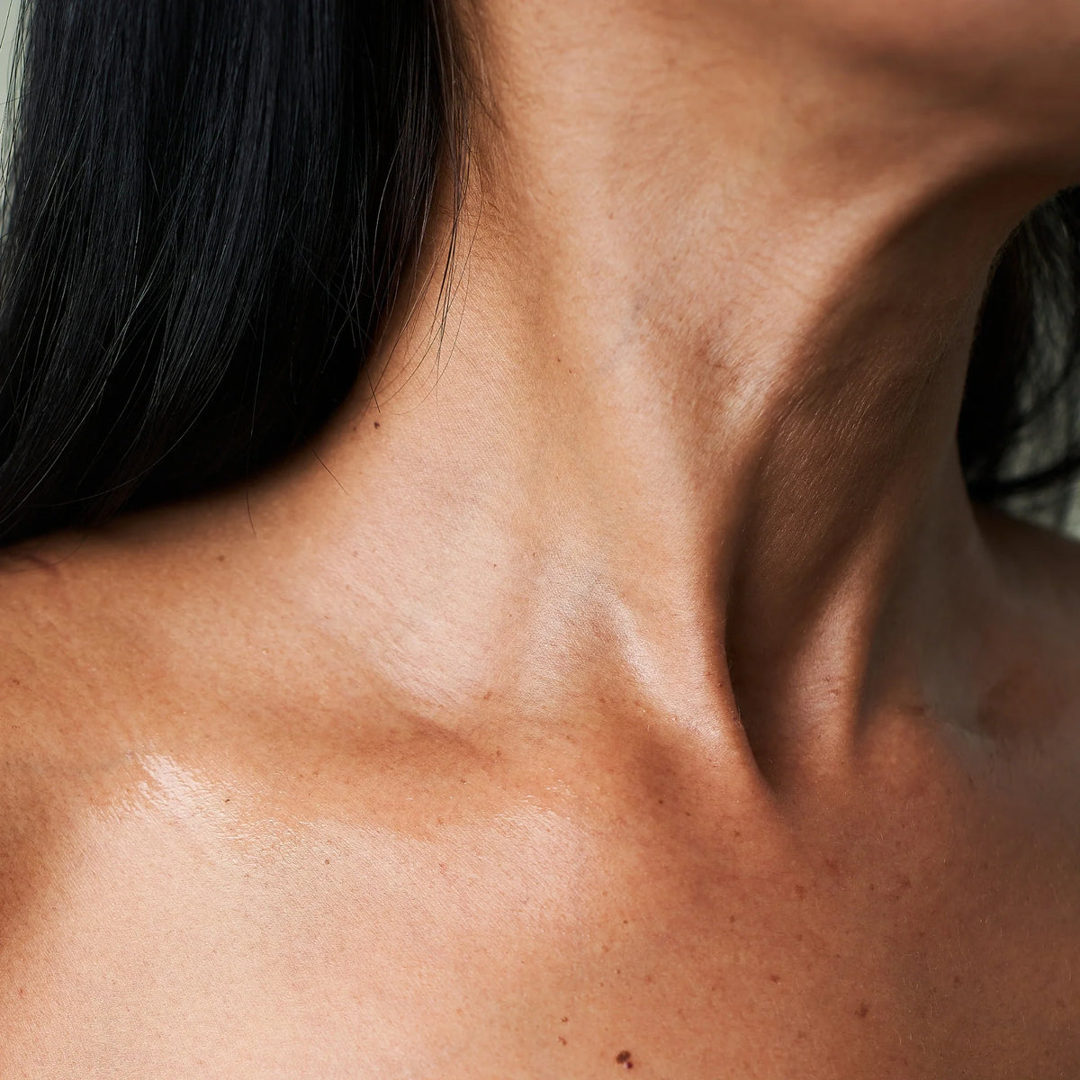 Sculpt and Rejuvenate: The Art of Daily Lymphatic Massage for Your Neck and Décolletage
